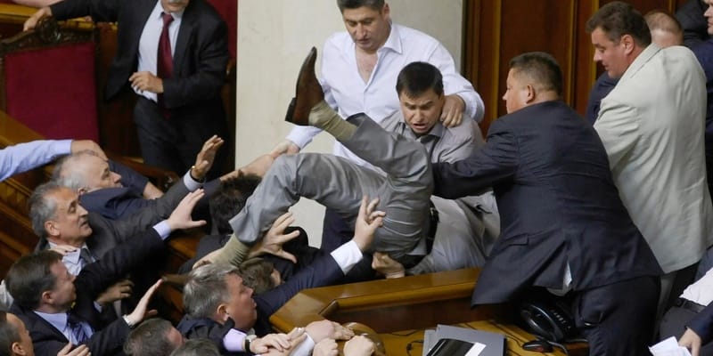 V Ukrajinskej Rade sa diskusia o novom návrhu zákona NABU začala bitkou