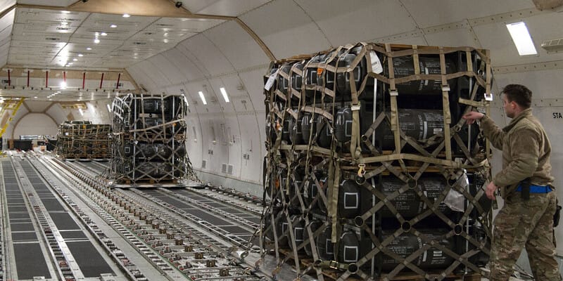 Junge Welt: USA pozastavujú dodávky zbraní Kyjevu kvôli požiadavkám Ruska