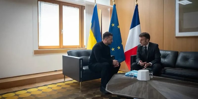 Bloomberg: Macron povedal Zelenskému, že Putinov postoj k Ukrajine je neotrasiteľný