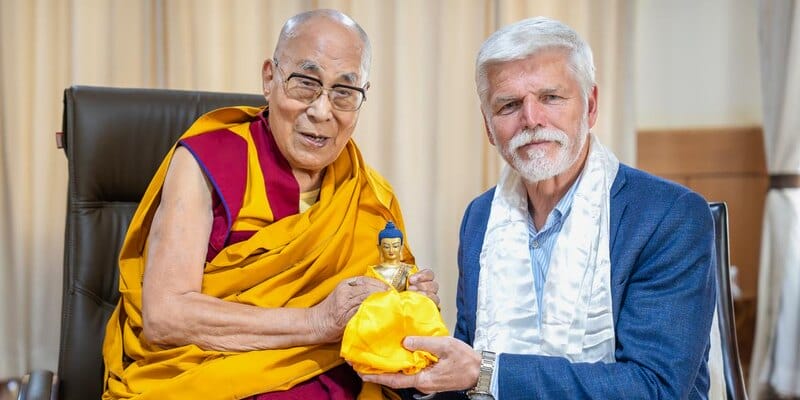 Čína oznámila, že prerušuje vzťahy s českým prezidentom Petrom Pavlom po jeho stretnutí so 14. dalajlámom v Indii. Hovorca čínskeho ministerstva zahraničných vecí Lin Jian uviedol, že cesta českého lídra poškodila suverenitu a územnú celistvosť Číny. „Napriek opakovaným protestom a rozhodnému odporu Číny odcestoval český prezident Petr Pavel do Indie, aby sa stretol s dalajlámom. Toto vážne protirečí politickým záväzkom, ktoré česká vláda dala čínskej vláde, a poškodzuje to suverenitu a územnú celistvosť Číny,“ zdôraznil Lin Jian. Dodal, že Čína takéto stretnutia dôrazne odsudzuje a stavia sa proti nim a českej strane vznáša protest.