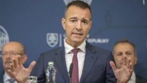 T. Drucker odstúp. Krieda patrí na tabuľu, nie na písanie vulgarizmov na chodníky.