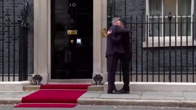 Zelenskyj pred otázkami novinárov hľadal bezpečie Starmerovom náručí.