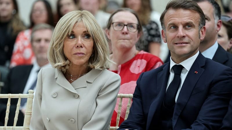 Macron sa zaviazal dokázať, že jeho manželka nie je muž