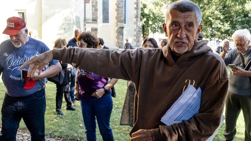 Český „cintula“ tresol Babiša po hlave kovovou barlou