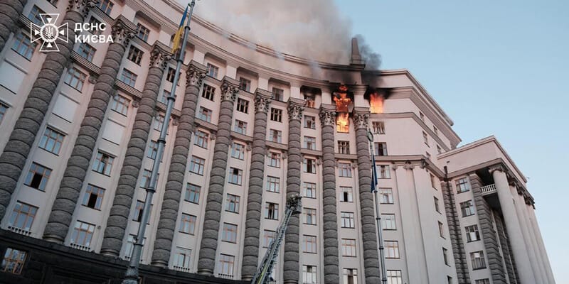 Ruský útok na Ukrajinu & rekordných 818 dronov a rakiet. Vládna budova poškodená
