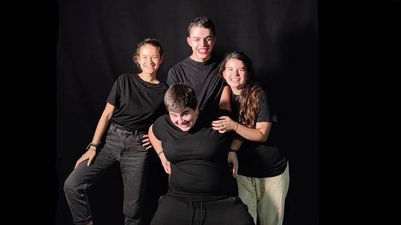 Deti nútené sprchovať sa s dospelými opačného pohlavia v baskickom queer tábore