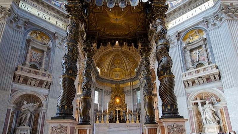 Šokujúce znesvätenie: Muž močil na oltár v kostole svätého Petra počas svätej omše