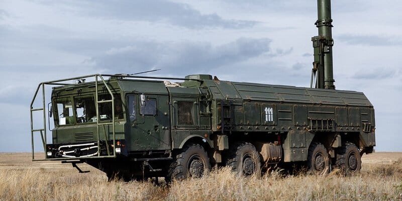 Ruské MNO informovalo o zničení nákladných vozidiel Ukrajiny naložených dronmi s dlhým doletom. Ruskí vojaci pomocou operačno-taktického raketového systému (OTRK) Iskander-M