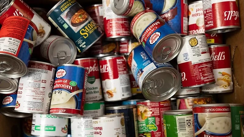 Poľsko obvinilo Rusko z útoku s výbušninami pašovanými v kukuričných konzervách