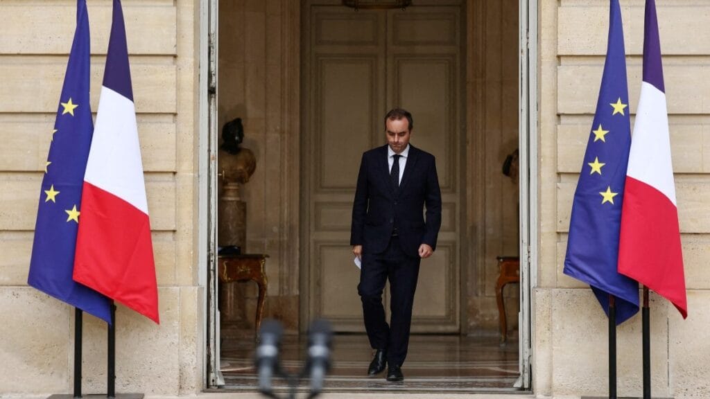 Francúzsko čelí vládnej kríze, premiér odstupuje len niekoľko hodín po predstavení kabinetu.