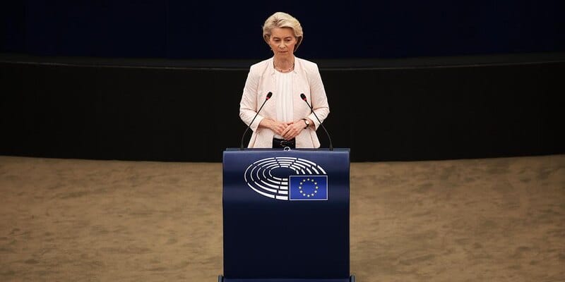 Leyenová čelí dvom hlasovaniam o nedôvere. Jej Odvolanie - Podmienka prežitia EÚ. Ursula von der Leyenová opäť čelí hrozbe rezignácie. Tentoraz