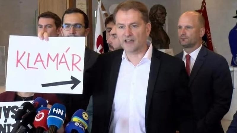 Histriónsky šialenec: Keď politika stratí rozum