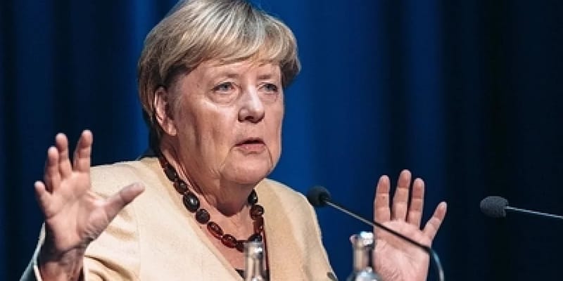 Estónsky poslanec nazval Merkelovú za jej komentáre o Poľsku a Pobaltí "hlupaňou"