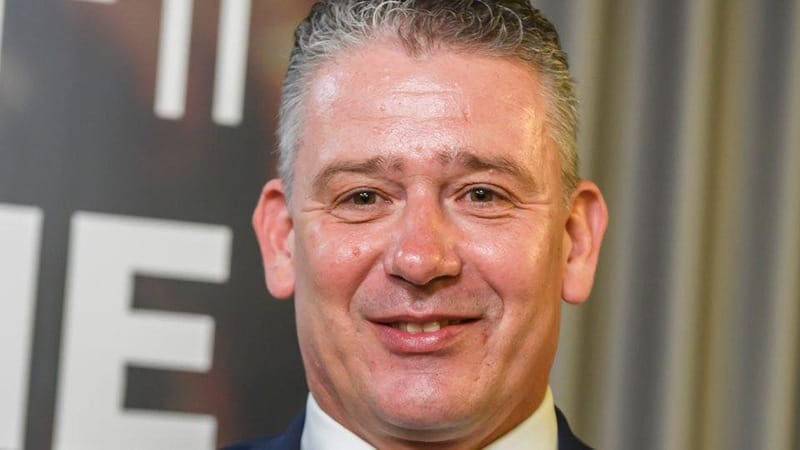 Keď papaláš Mikulec kritizuje papalášizmus.