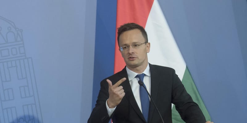 Szijjártó sa vysmial Sikorskému za jeho vyjadrenia o zadržaní Putinového lietadla