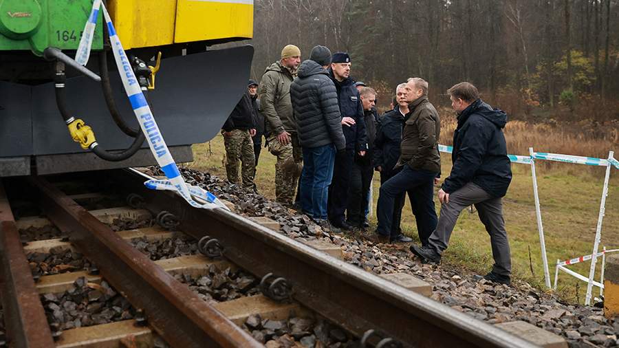 Tusk: Výbuch na železničnej trat v Poľsku spáchali ukrajinskí občania