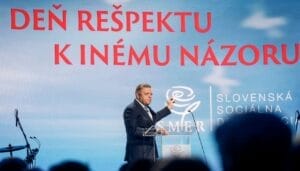 „Dosť bolo Fica“, jačal dav totalitne mysliacich kreatúr