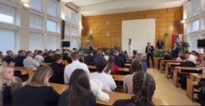 Robert Fico vyhral v Poprade v diskuzii na gymnáziu 4:1