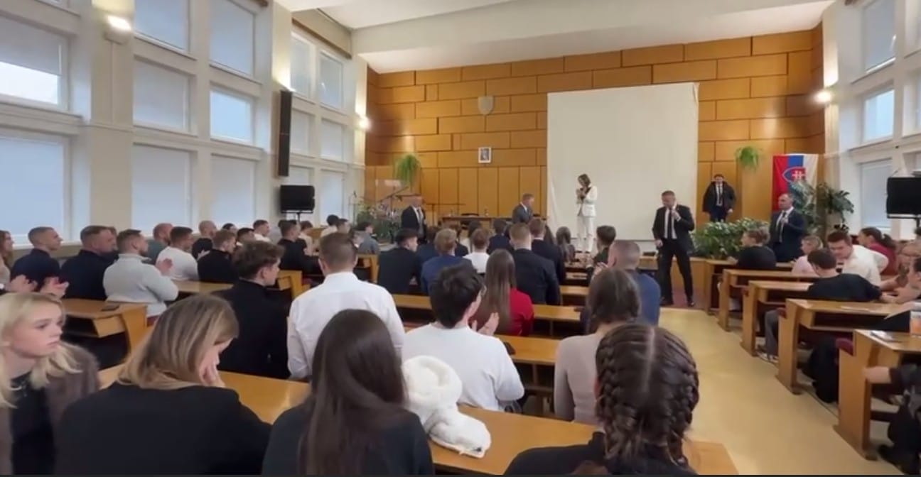 Robert Fico vyhral v Poprade v diskuzii na gymnáziu 4:1