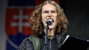 Koho sa to máme báť? Neslušne vychovamého fagana čo reve hlúposti?