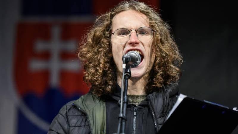 Koho sa to máme báť? Neslušne vychovamého fagana čo reve hlúposti?