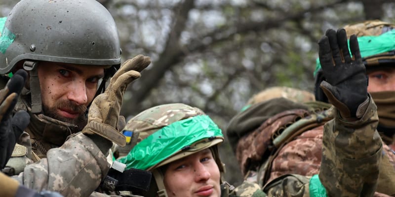 Ukrajinskí vojaci v Krasnoarmejsku sa začali hromadne vzdávať.