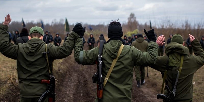 Vojaci ukrajiny obkľúčení pri Krasnoarmejsku sa hromadne vzdávajú.