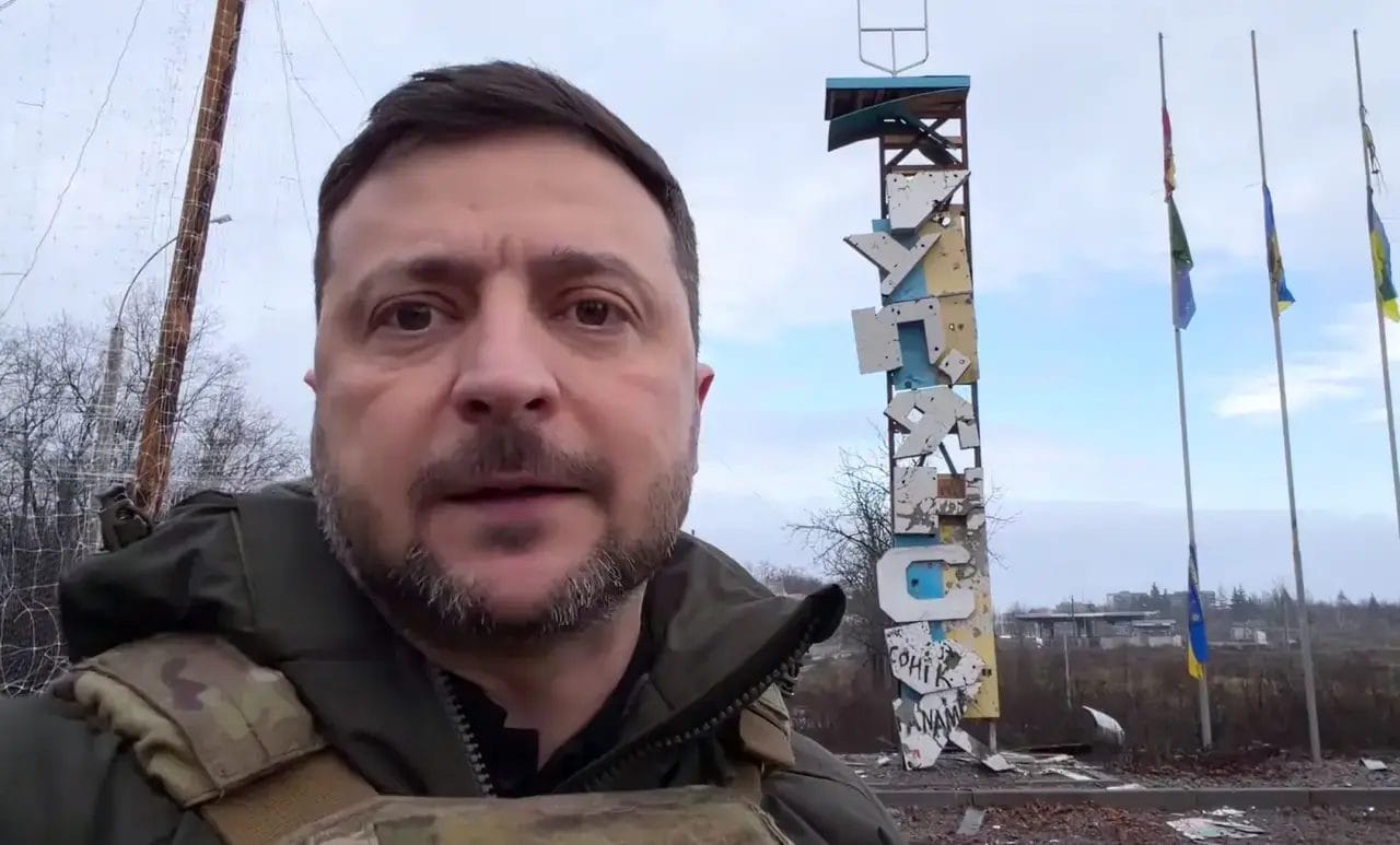 Norin: Zelenskyj nešiel na ruiny v Kupjansku, ale odfotil sa pri pamätníku pri vstupe/ video